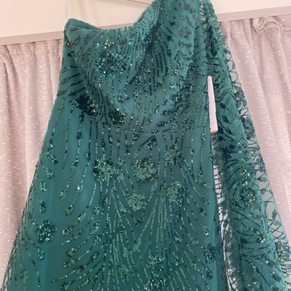 Emerald Green sequin gown - Picture 5 of 7